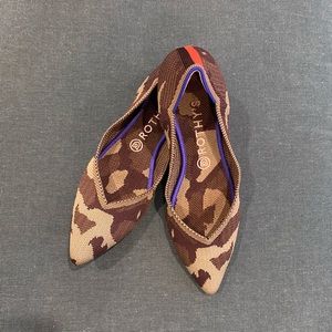 Olive camo pointed-toe Rothy’s